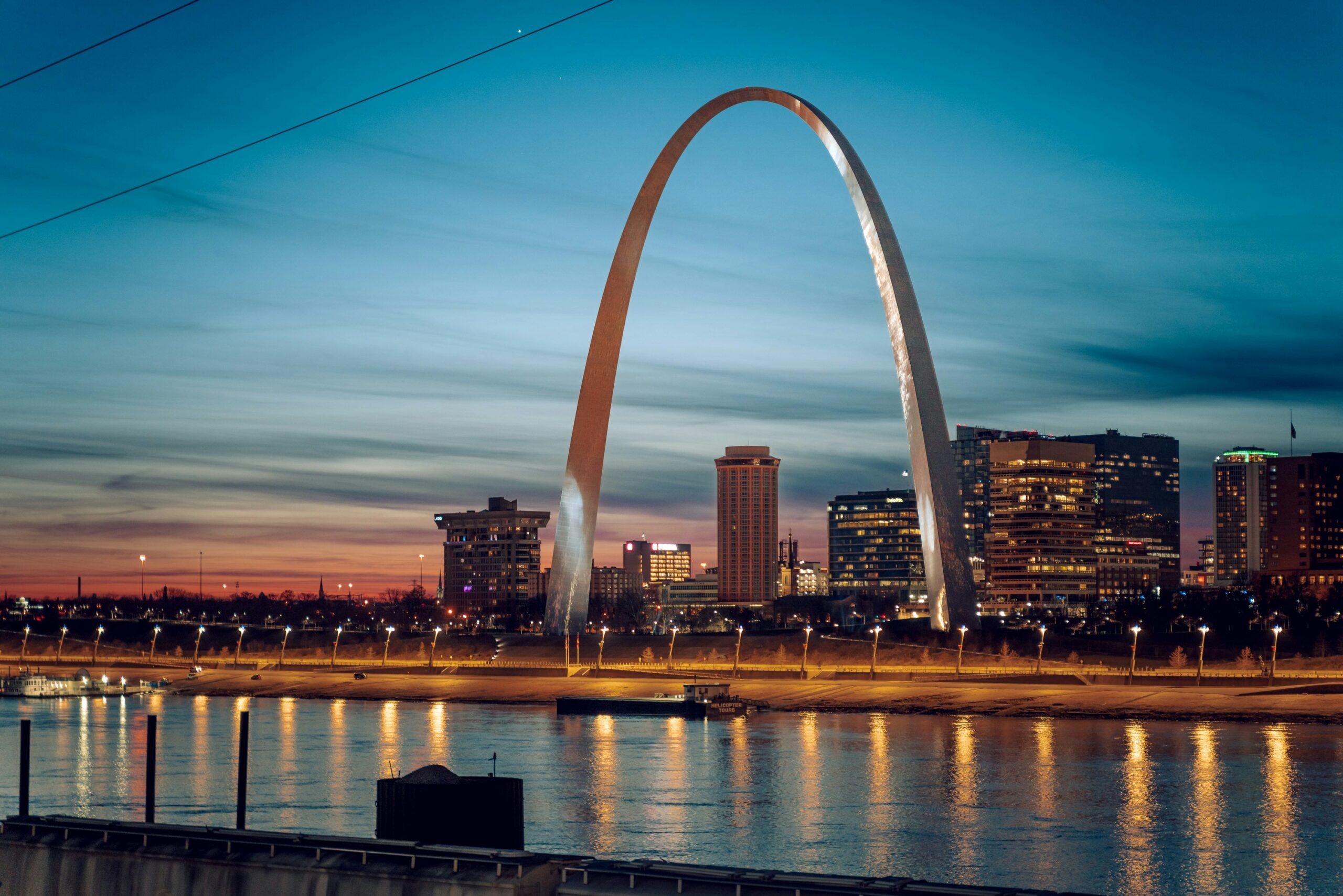 Image of the St Louis Arch at dusk